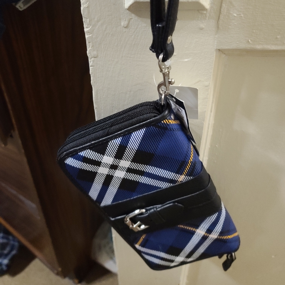 Bueno wristlet